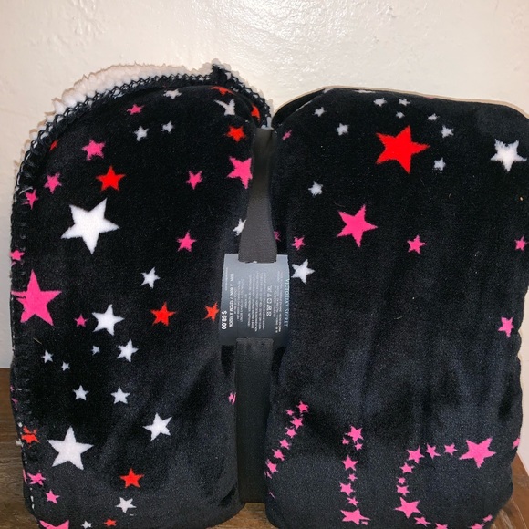 ‼️SOLD‼️VICTORIAS SECRET SHERPA THROW BLANKET - Picture 4 of 5